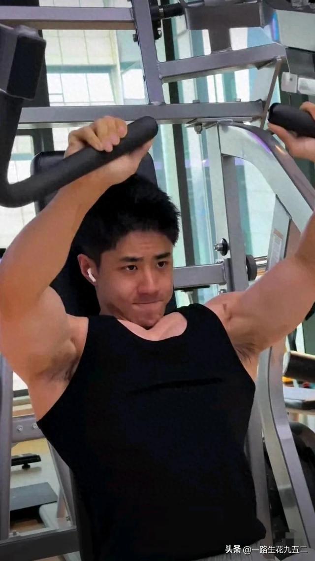 健身房的帅气肌肉男
