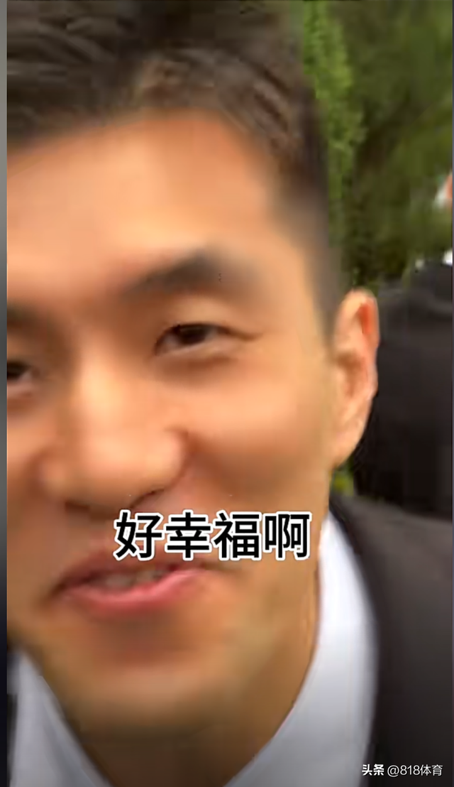 笑喷!郭艾伦出席千万网红百乔小雪婚礼,西装笔挺像新郎百乔成司仪