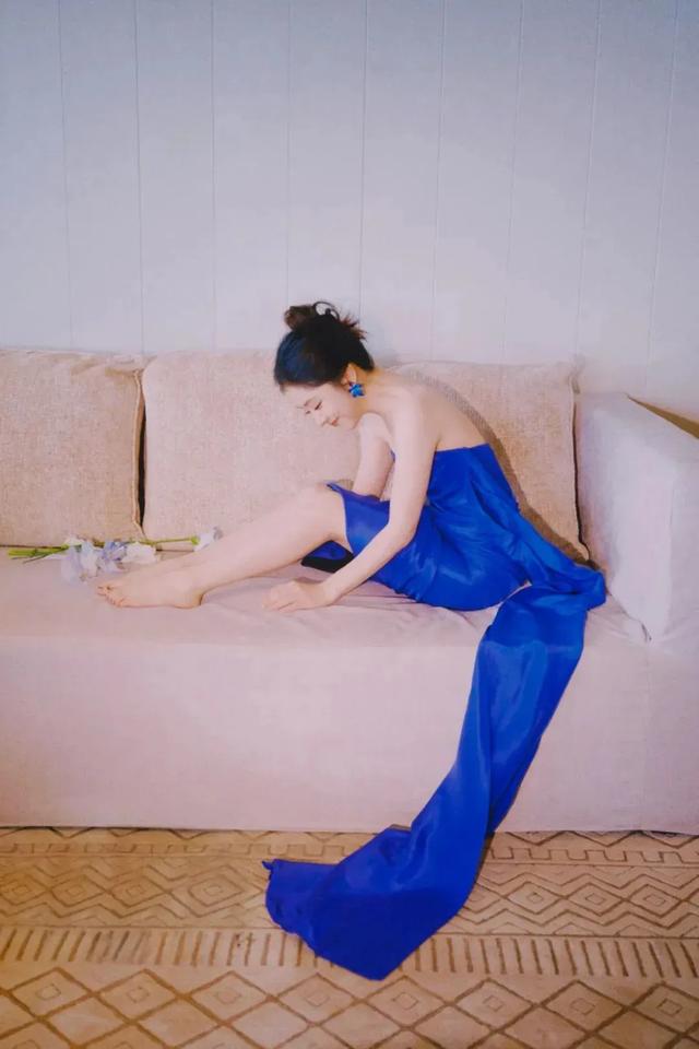 谭松韵丨这套蓝色抹胸裙穿搭好美，美腿小脚丫～