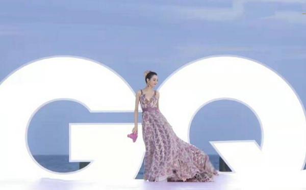 群星亮相GQ盛典红毯：热巴baby美似仙女，何穗刘雯气场超绝