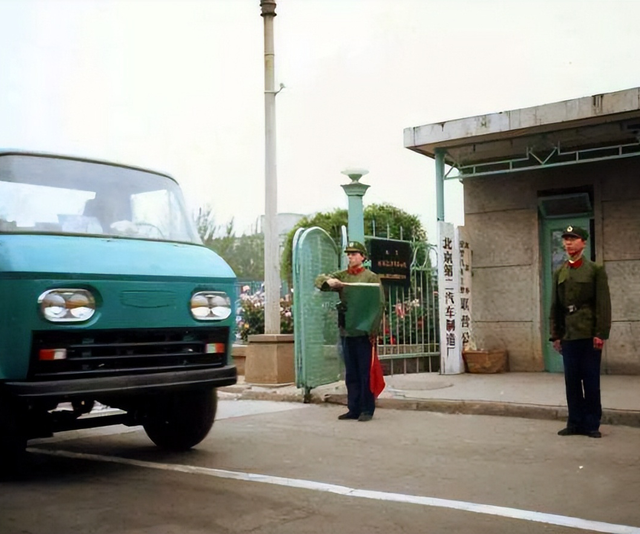 央视春晚主持人李小玢:红极一时的她两婚两离,儿子支持她找老伴