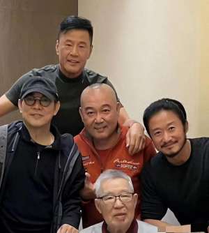 徐向东(吴京春节拜访朋友，与李连杰等武术界大咖重逢，师父吴斌坐C位)