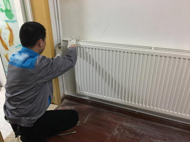 传统暖气被淘汰了？这种薄型水墙暖仅3cm，墙面看不见暖气片了