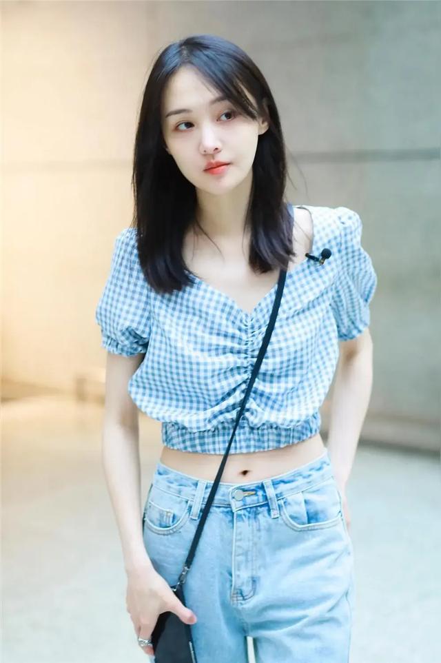 郑爽：从顶流到“老赖”人生崩塌背后的原生家庭、金钱与道德困局