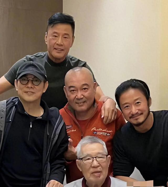 吴京春节拜访朋友，与李连杰等武术界大咖重逢，师父吴斌坐C位