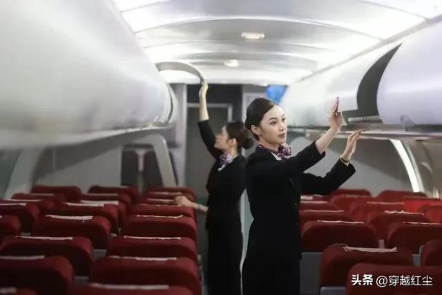 空姐上班告别高跟鞋，高跟鞋被打工人抛弃了？