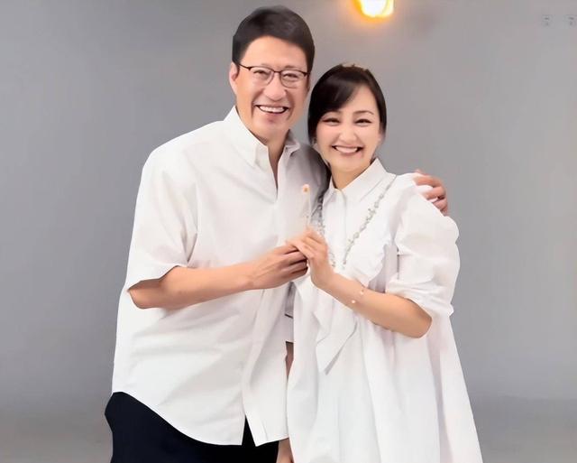 22岁嫁给35岁的于震，6年生下3个孩子，如今过得怎么样？