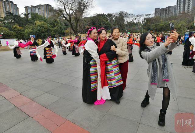 C视频｜成都街头百人同跳弦子舞