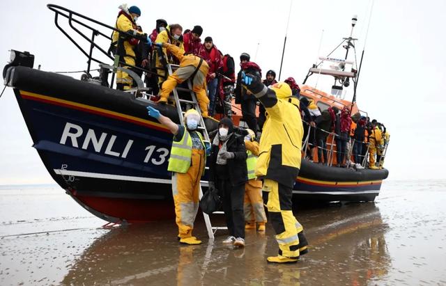 ​新闻8点见丨对话哀牢山遇难队员妻子：刘宇没有打算在山上过夜