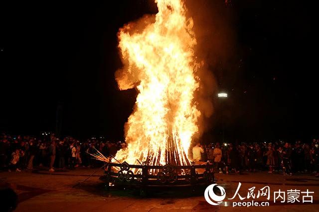 篝火旁歌唱民族团结新故事