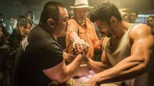 冠军马东锡(《冠军》电影，马东锡狂练肱二头肌，掰手腕冠军终于找到家庭归属)