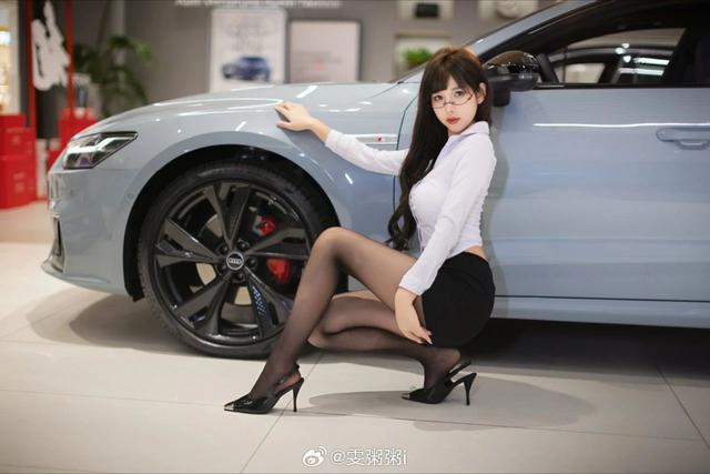 黑丝车模小姐姐，有点点不正经的样子！