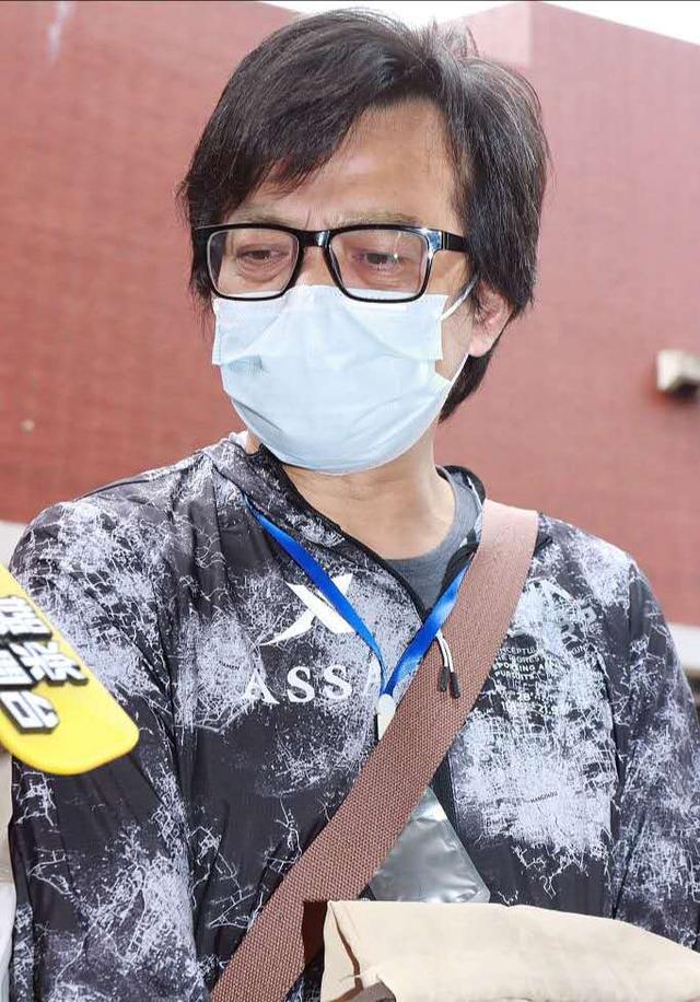 黄日华与女儿现身办理妻子后事,眼噙热泪让人心疼,透露太太遗愿