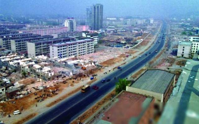 公公照看儿媳不避嫌，故意盯着儿媳哺乳谁不是掀起衣服喂奶？