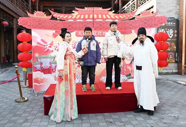 “李上”往来组合空降“天水麻辣烫 文旅嘉年华”趣味参与活动，现场火爆！