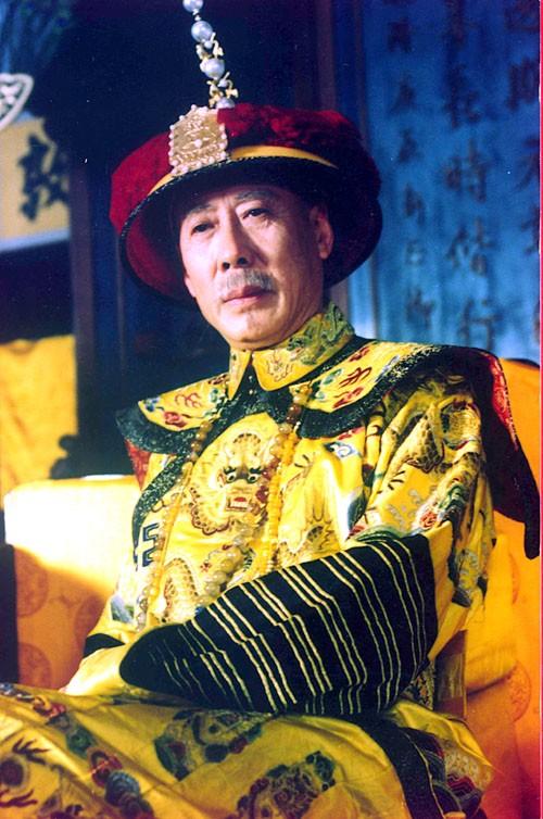 头发花白，衣服全是洞，88岁烟不离手的焦晃，早已走上另一条大道