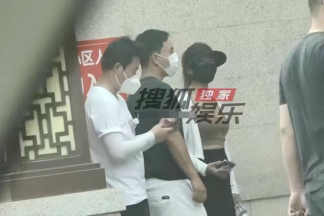 释小龙一家三口罕同框！娇妻秀身材凹凸有致，女儿左摇右摆学走路