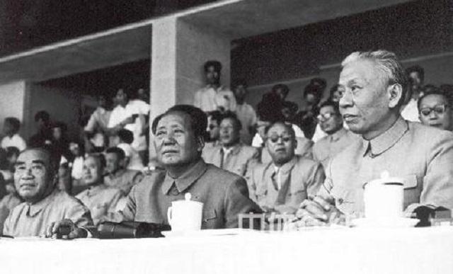 1959年毛主席卸任，朱老总为何拒绝担任主席之位，推荐刘少奇？