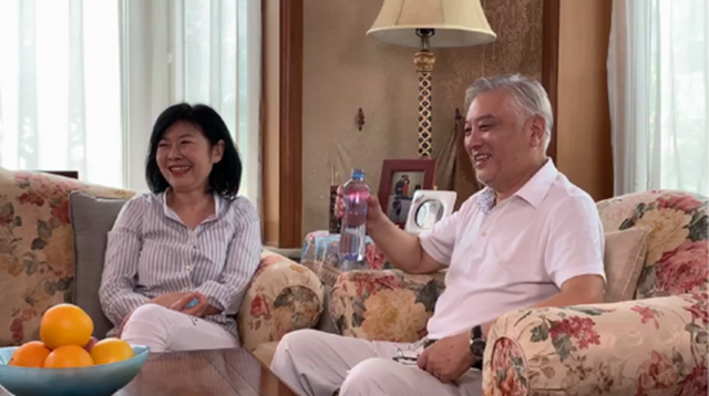 他是上影演员，可与梁波罗比帅，在《等到满山红叶时》饰高英恋人