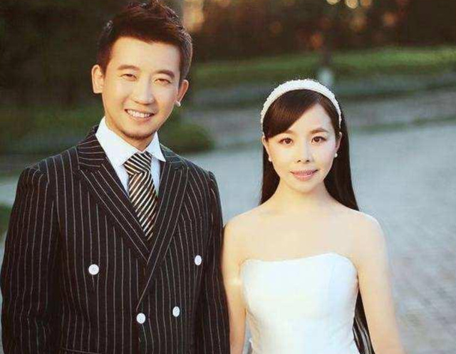 “草根歌手”王二妮和李飞结婚9年，她初心不改，他却像换了个人