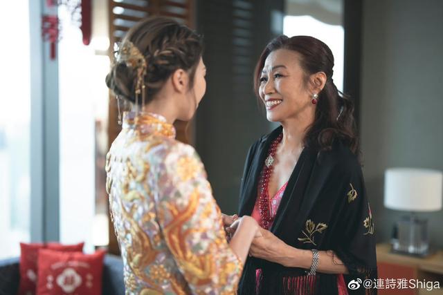 知名港星连诗雅为母亲庆祝生日！寿星驻颜有术，三代同堂太温馨