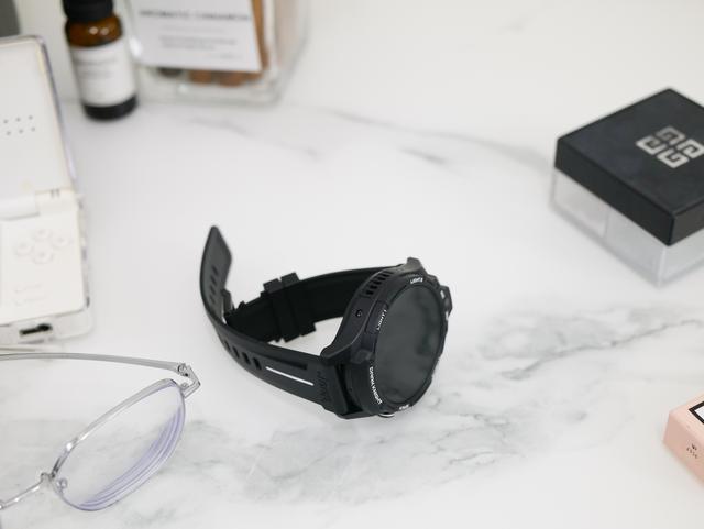 双摄像头可拍照，64GB+触摸屏的手表你见过吗？Jeep黑骑士评测