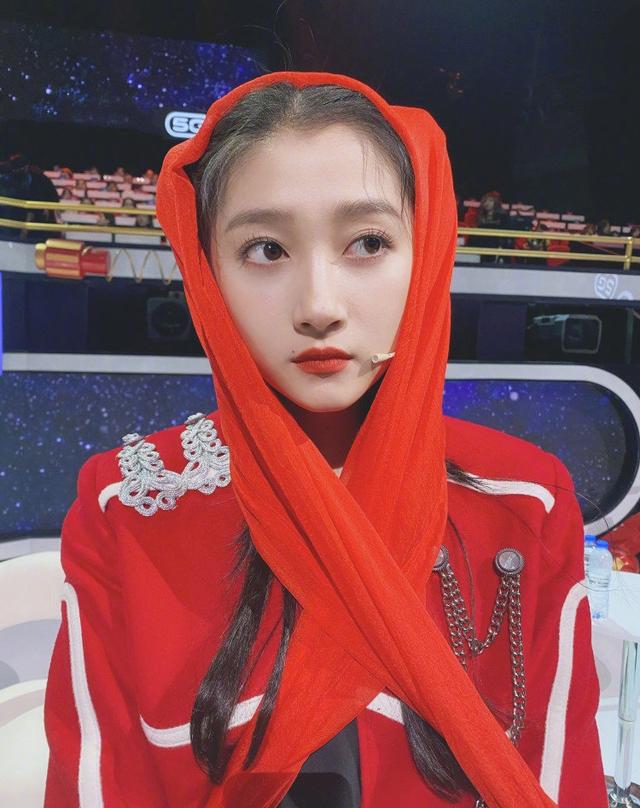 关晓彤晒童年照，和小时候绑同款双马尾，“国民闺女”从小美到大