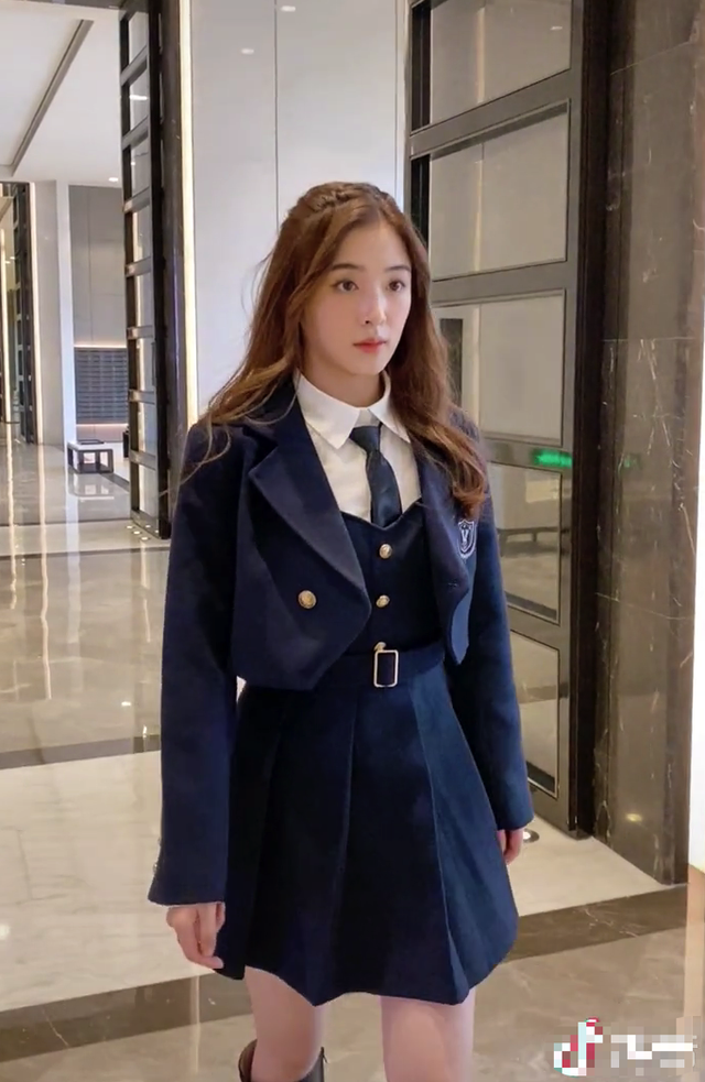 31岁张含韵少女感十足，穿学生装不违和，却因身材被嘲：张含孕