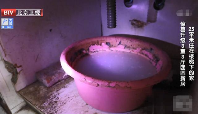 姐弟蜗居25㎡，17岁弟弟躺下面，姐姐不找男朋友，自称很满足