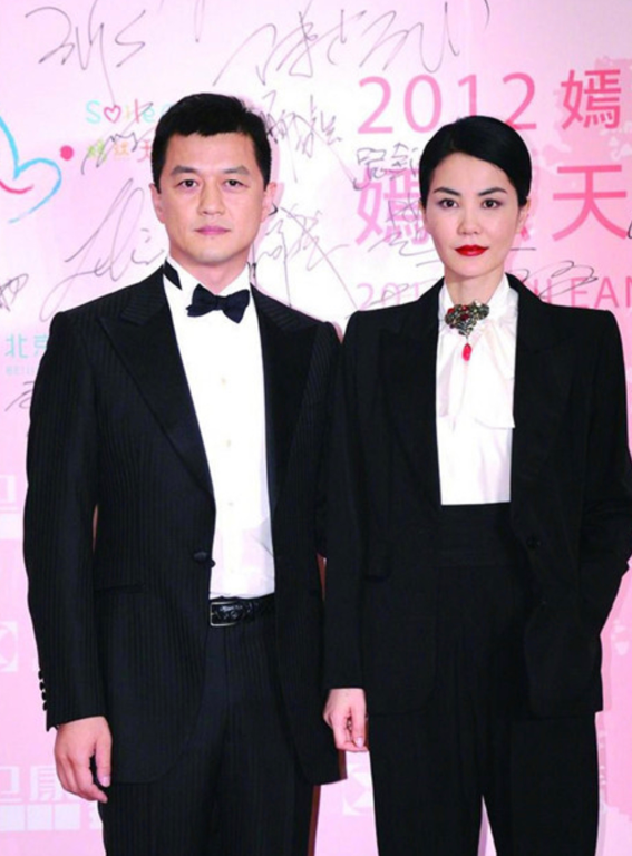 52岁王菲晒近照，短发灵动保养好，小肚腩突出疑似发福？