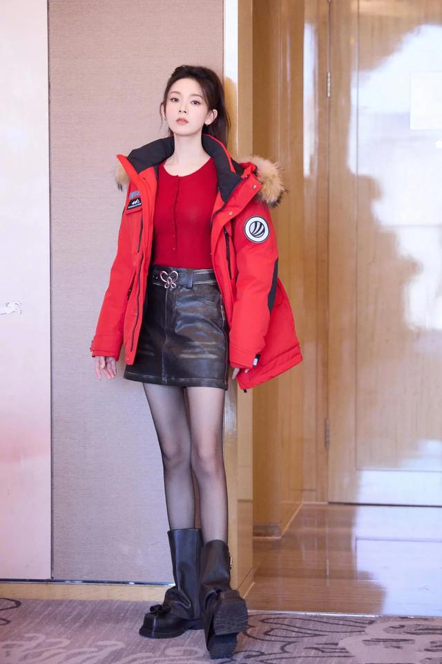 陈瑶黑丝熟女风穿搭，美翻了，尽显女性魅力