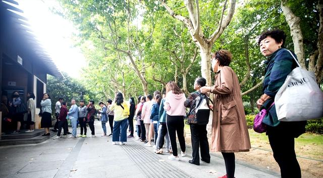 为什么女厕所总是排长队，她们上厕所时在干嘛？不只是生理原因