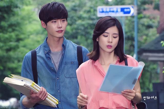 韩国知名女星透露，与李钟硕每年都聚会，坦言若不联系就删除号码