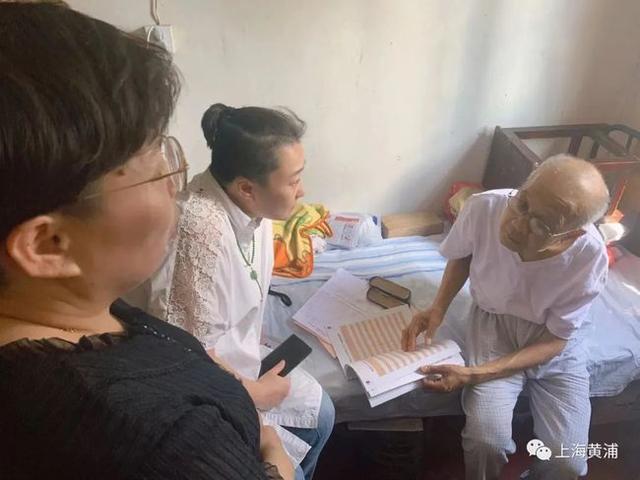 上海1家3口挤30平老房,1米8儿子谈吹“一个排”女友