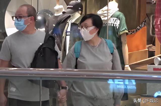 变胖也没所谓！与邓萃雯一吻泯恩仇的商天娥与老公恩爱牵手逛街