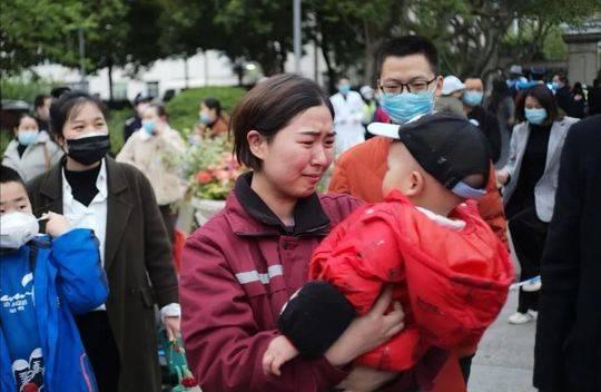 战疫故事｜杨娟：“战疫”归来收到爱人送的99朵玫瑰 2岁儿子却不认识她了