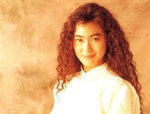 想回到昭和时代，除了穿搭，你还需要一个合适的发型