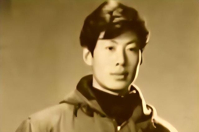 头发花白，衣服全是洞，88岁烟不离手的焦晃，早已走上另一条大道