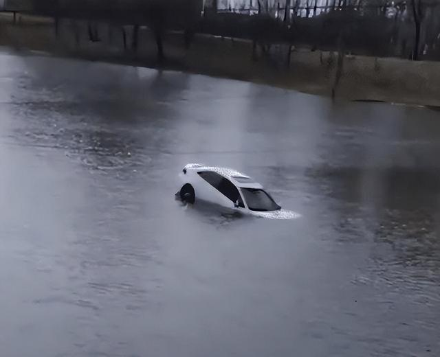 22年河南小伙跳河救人，体力耗尽留遗言，被救女子不放手让一起走