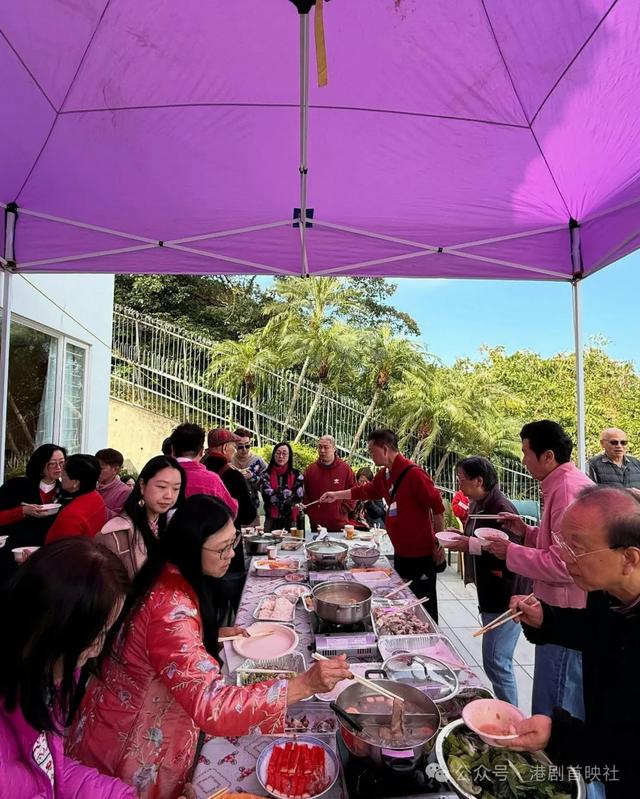 汪明荃罗家英初二团拜,亿元豪宅楼梯坐逾半百好友仍卓卓有余