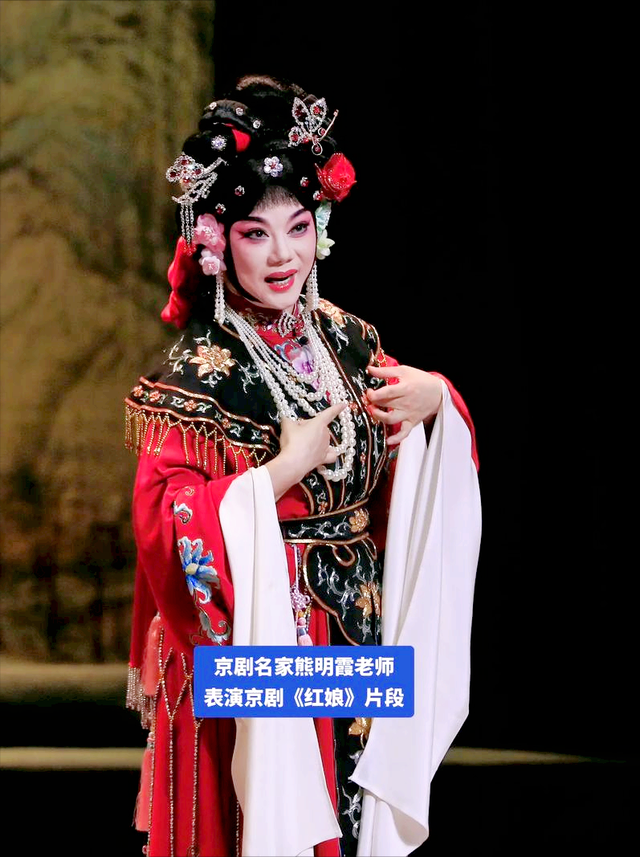 京剧名家熊明霞:3副护腿让妈妈泪目,她的姐弟婚姻幸福吗?