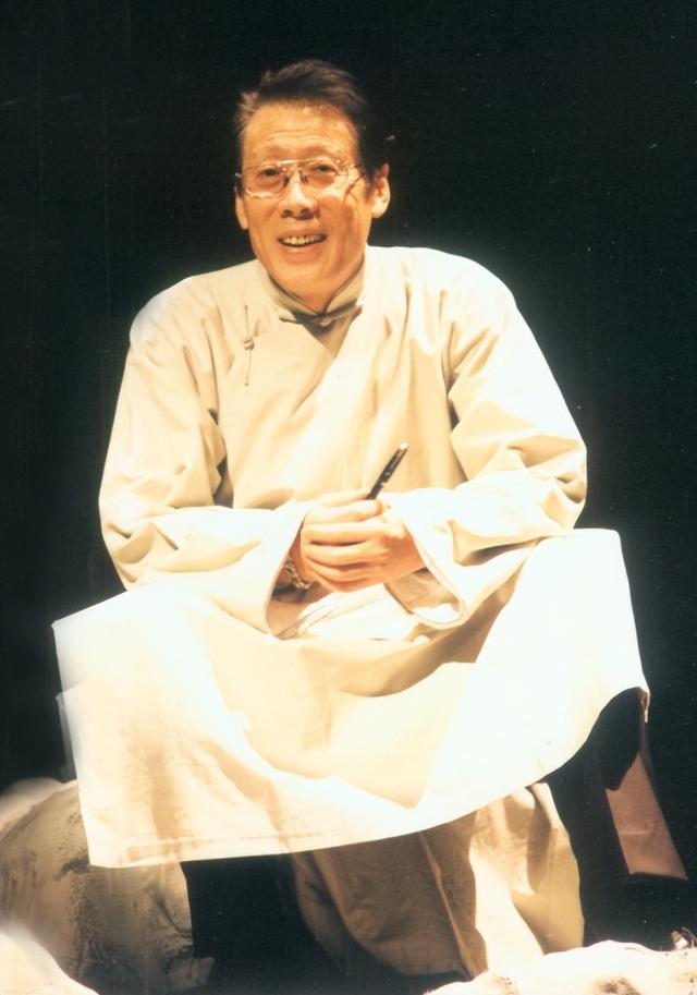 头发花白，衣服全是洞，88岁烟不离手的焦晃，早已走上另一条大道