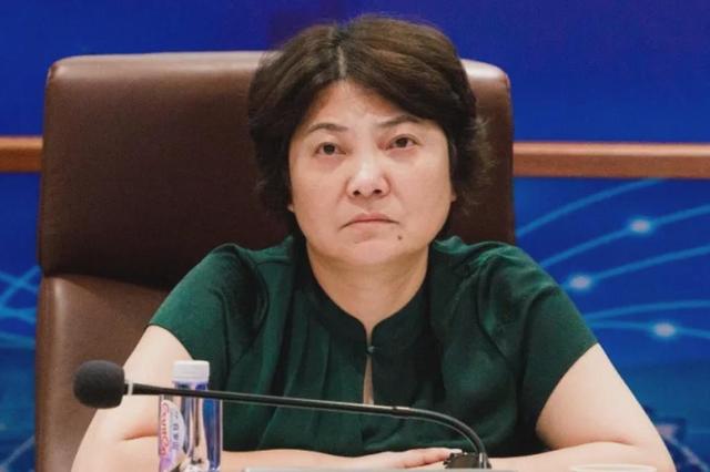 上海市一名女干部被双开，在职期间贪污2400多万，情节十分恶劣