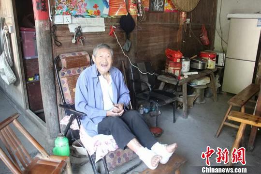 十年坚持抚平70余载烂脚之殇：爱从未间断过