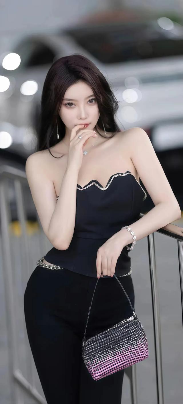 杨晨晨性感写真，女娇娥媚而不俗，身材与颜值肆意绽放