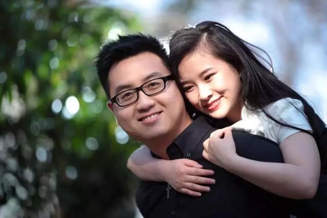 地震中失去双腿，如今婚姻美满：两个人配不配，其实只看一个点