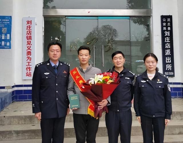 22年河南小伙跳河救人，体力耗尽留遗言，被救女子不放手让一起走