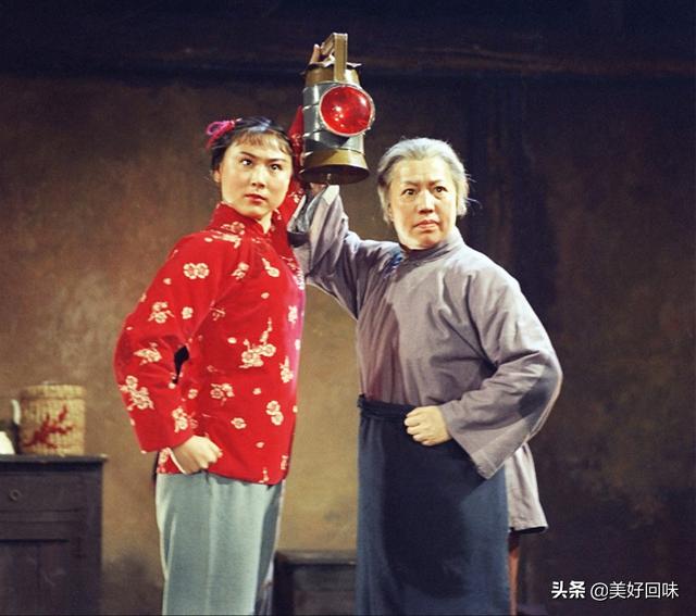 八个样板戏，轰动一时现代戏曲的巅峰作品，官方认定影响久远