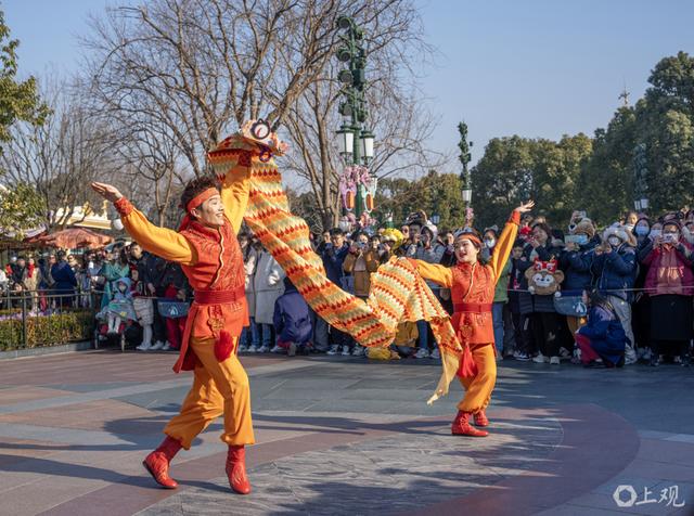 祥蛇贺新春，米奇米妮身着中式新年装迎客