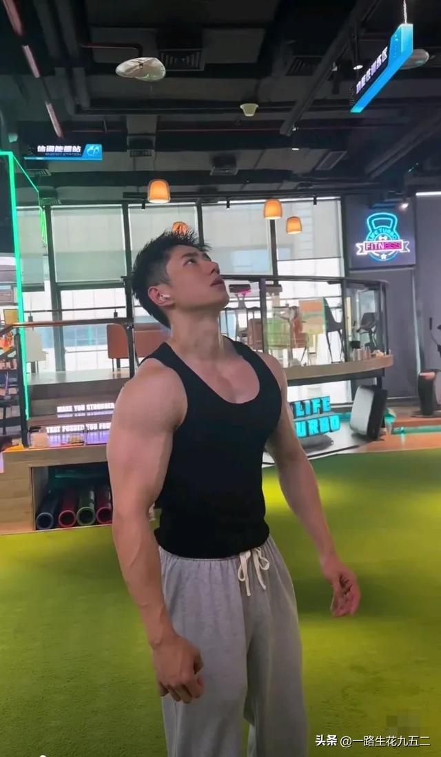 健身房的帅气肌肉男